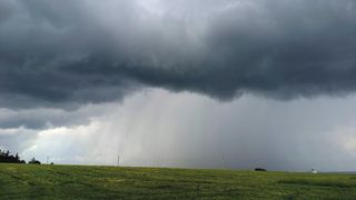 Česko čekají silné bouřky i vydatné deště