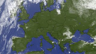Najít mrak dá práci. Nad většinou Evropy je jak vymeteno