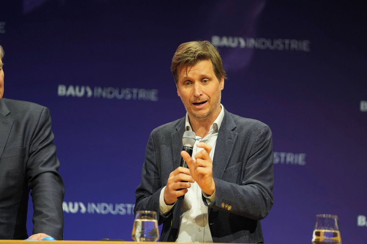 Peníze rozfofruje, efekt to nepřinese. Ekonom se pustil do německého ministra obrany