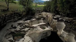 Záběry z dronu ukazují vysychající řeku na francouzsko-švýcarských hranicích