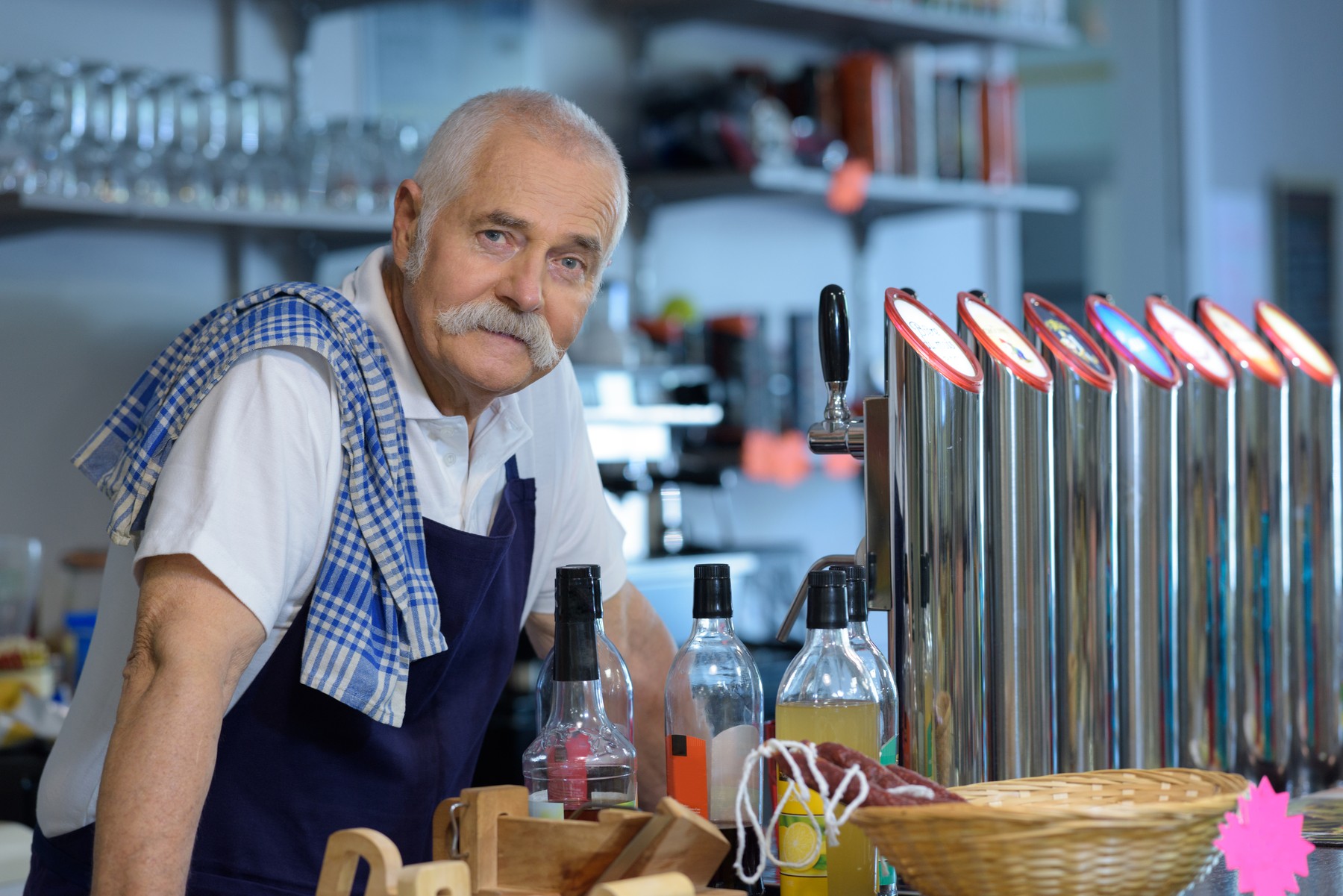 Šedesátníků mají firmy už dvakrát více než dvacátníků