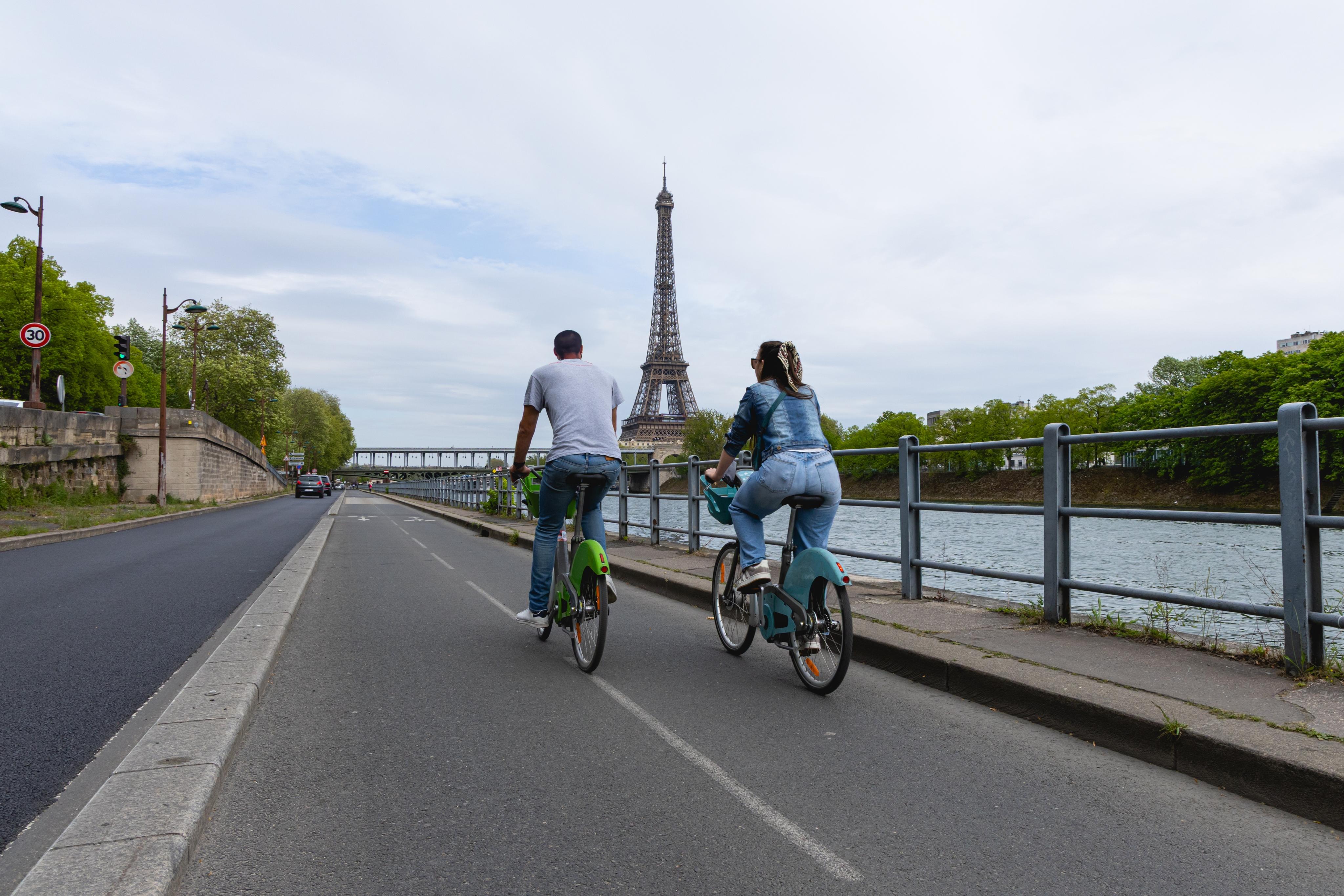 V Paříži objevují krásu cyklistiky. Turisté stále častěji poznávají město na kole