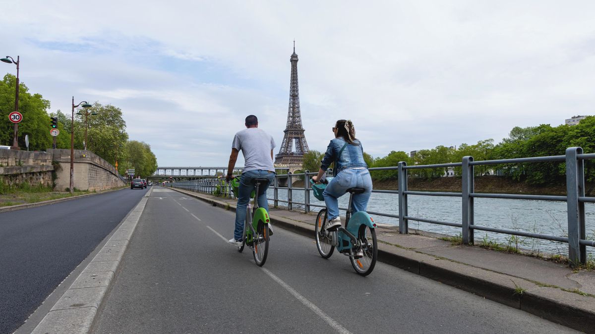 V Paříži objevují krásu cyklistiky. Turisté stále častěji poznávají město na kole