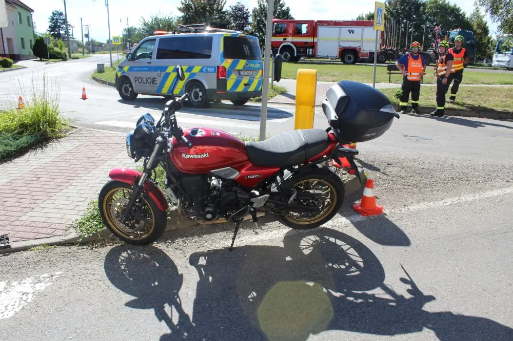 Motorkář na Přerovsku nedal přednost. Spolu se spolujezdkyní skončili v nemocnici