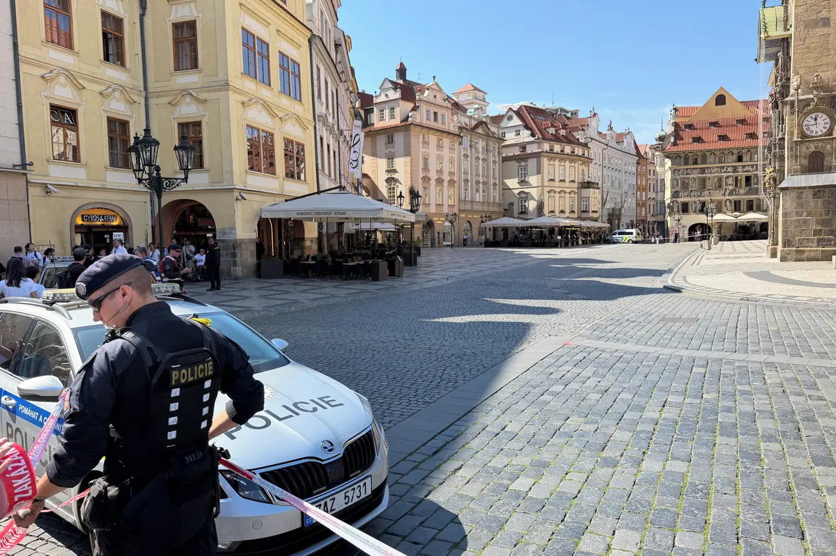 Policie evakuovala Staroměstské náměstí v Praze, anonym hrozí bombou