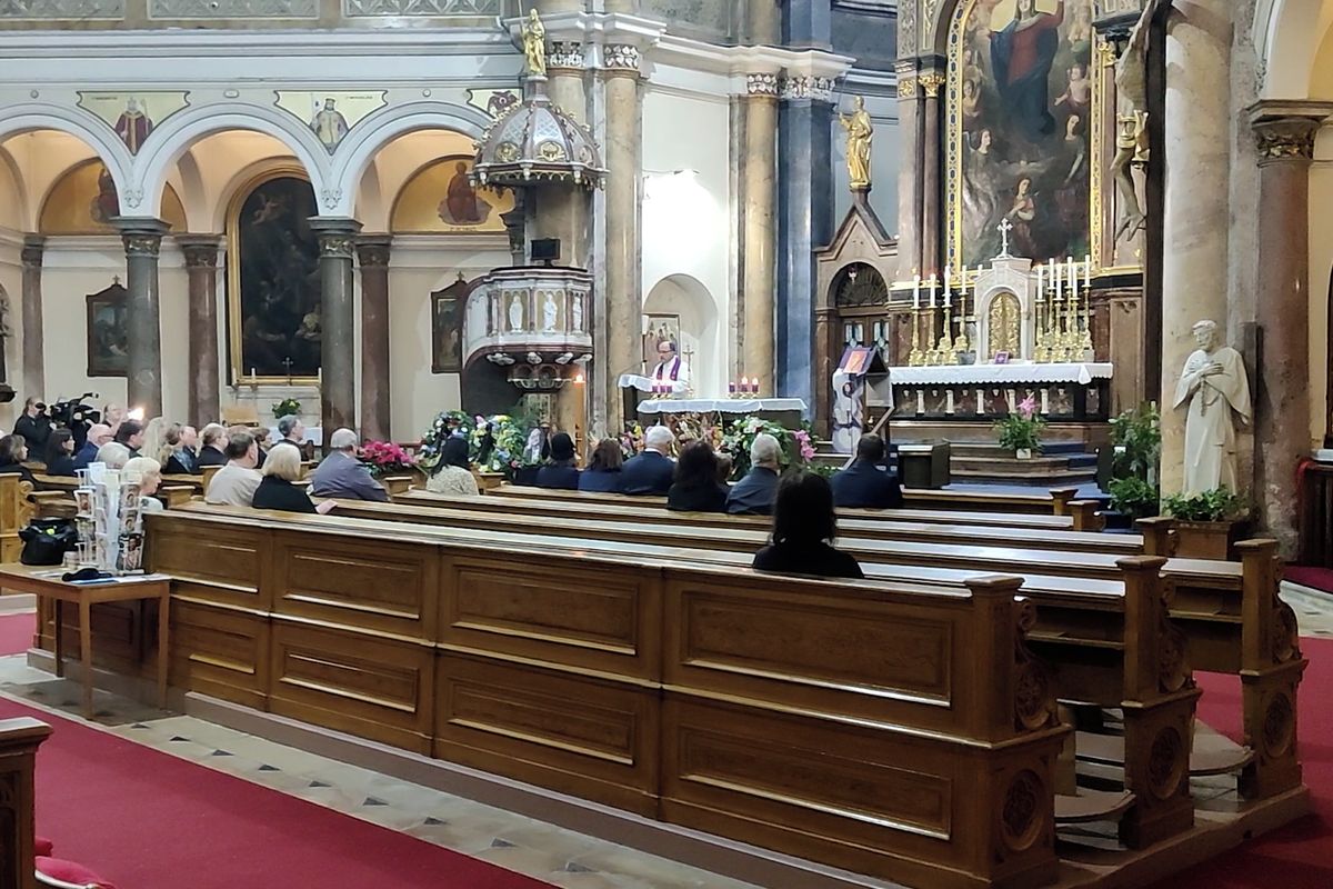 V Mariánských Lázních se lidé naposledy rozloučili s Vladimírem Páralem