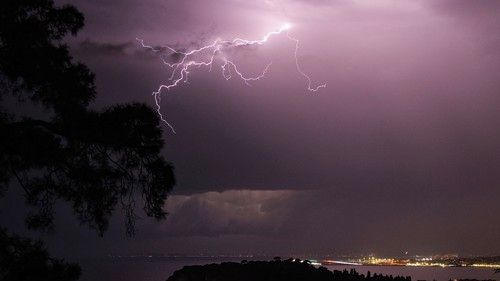 Matku s dvouletou dcerou na Floridě zabil blesk