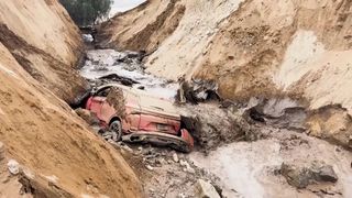 El Niño přináší extrémní lijáky. V Peru sesuv smetl klíčovou silnici