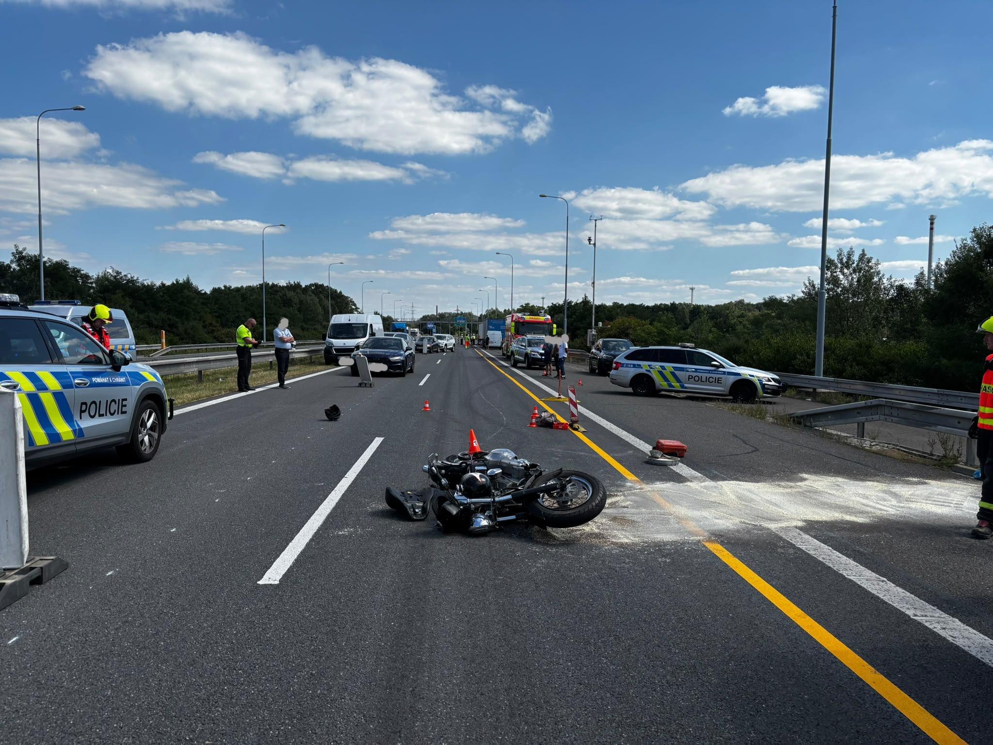 Motorkář ve zúžení na D1 trefil značení a odlétl na náklaďák v protisměru