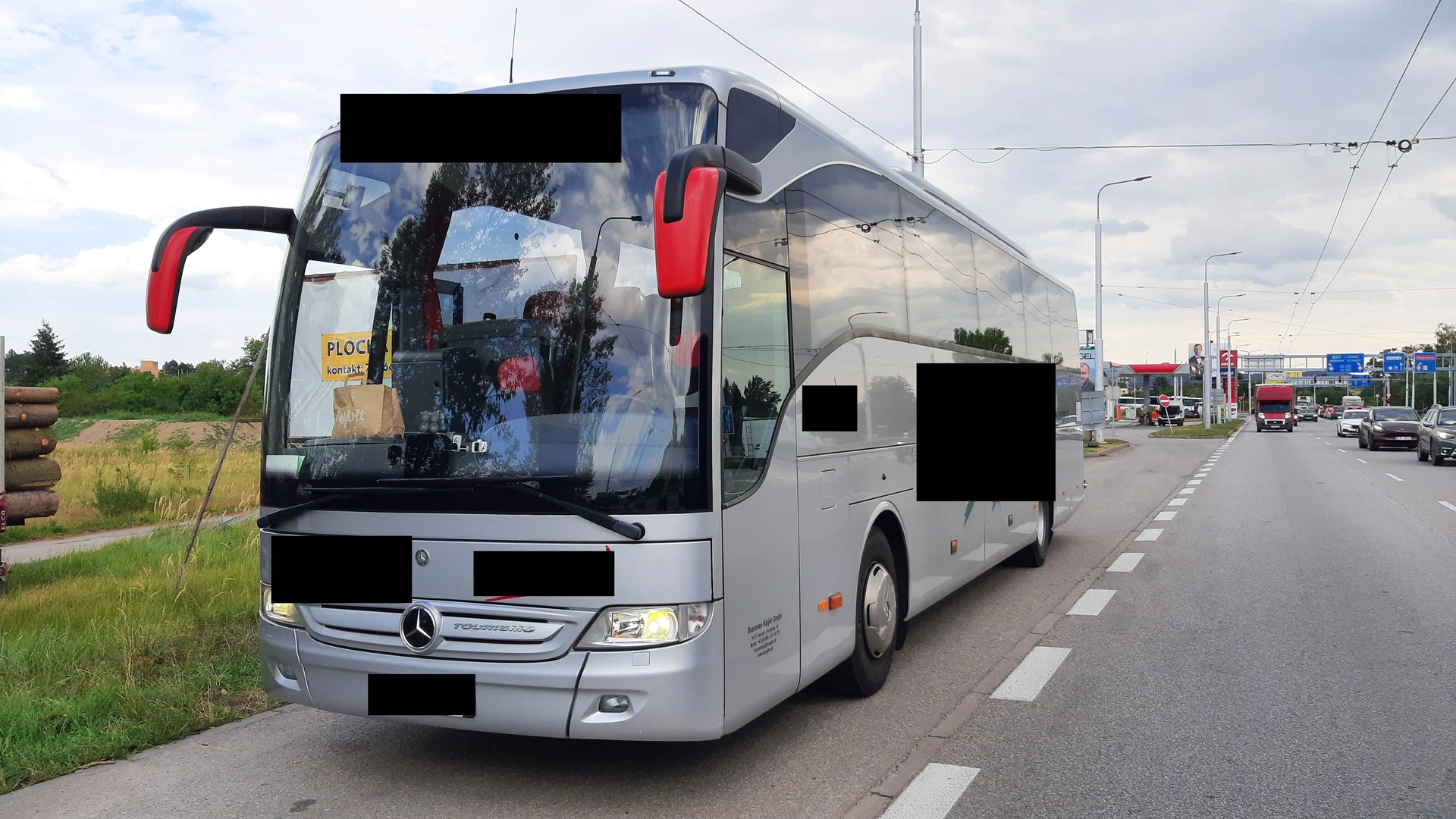 Řidič autobusu z Rakouska použil kartu svého šéfa. Malí hokejisté museli v Česku přesedat