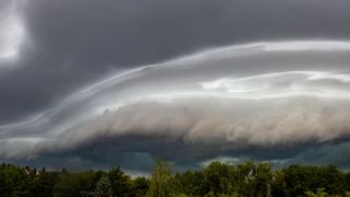 Podívaná nad Čechami: Na čele ranních bouřek se vytvořil působivý shelf cloud
