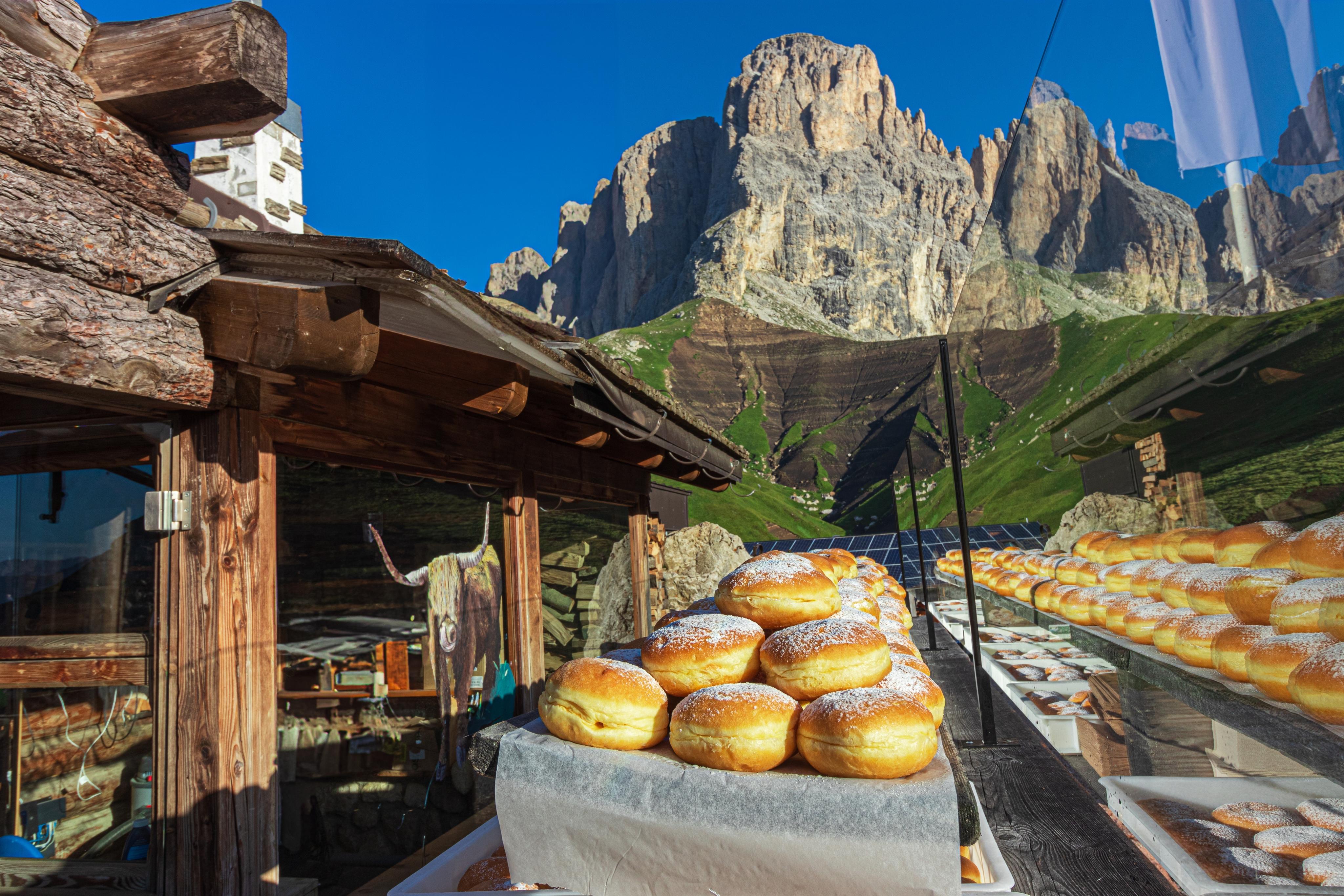 Turisté zaplavili Dolomity kvůli koblihám, region riskuje ekonomický propad