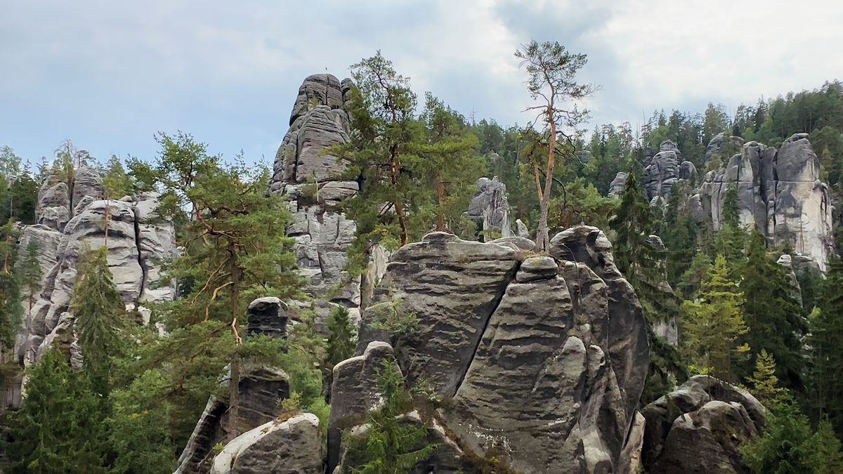 Největší skalní město v Česku je zhmotněná romantika za každého počasí