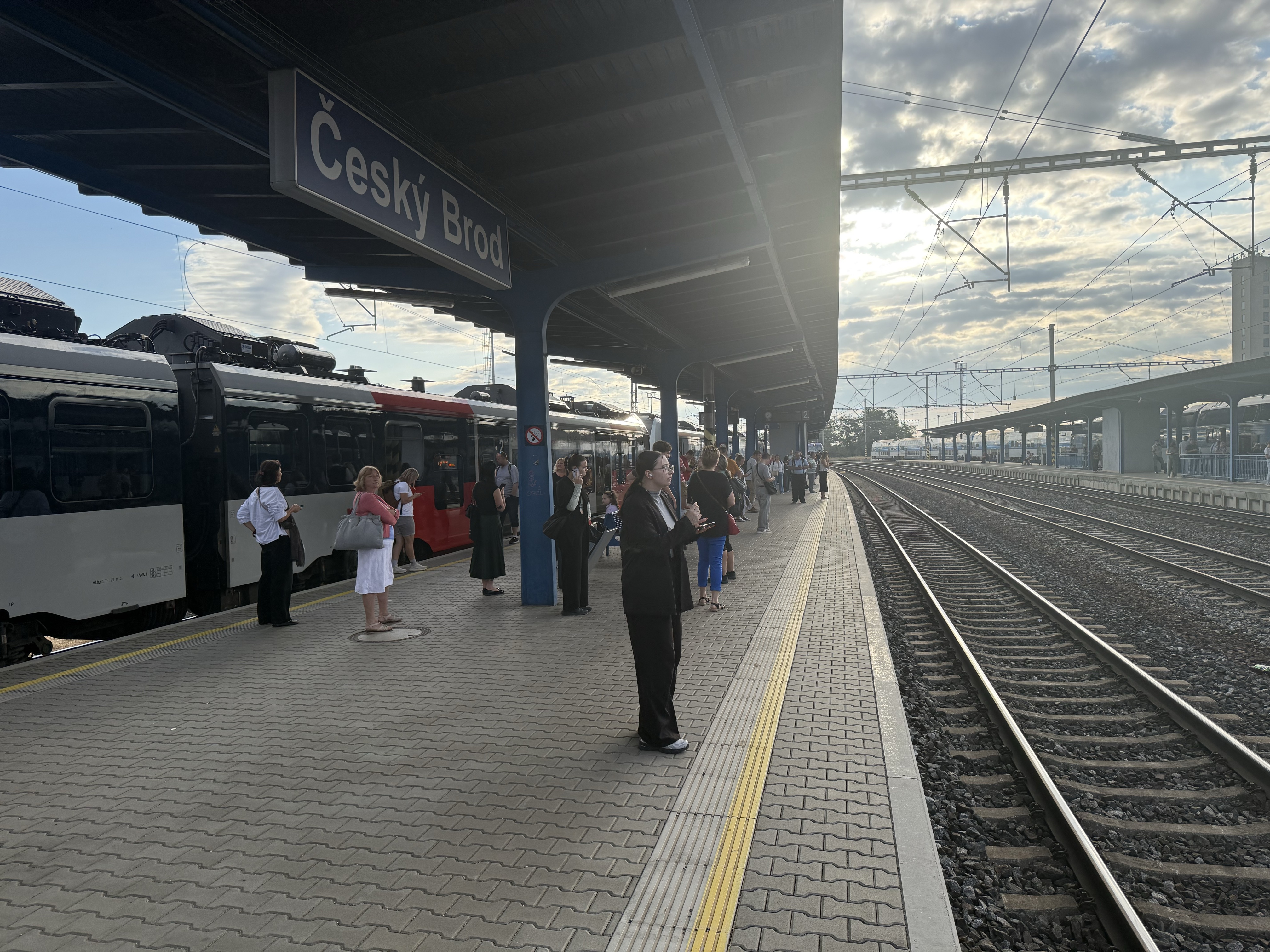 Železniční koridor u Prahy stojí kvůli závadě na trakčním vedení