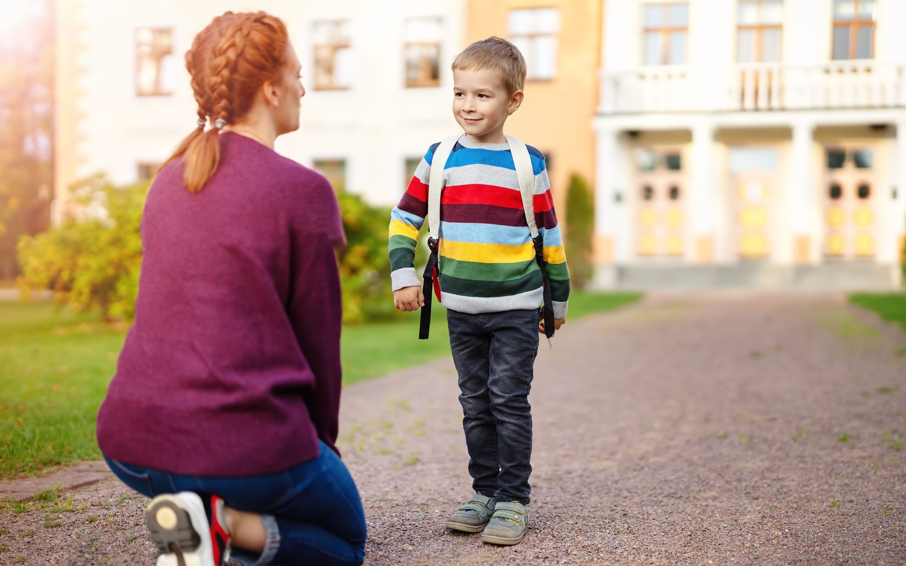 Nástup do školy může být finanční rána. Pomoc existuje