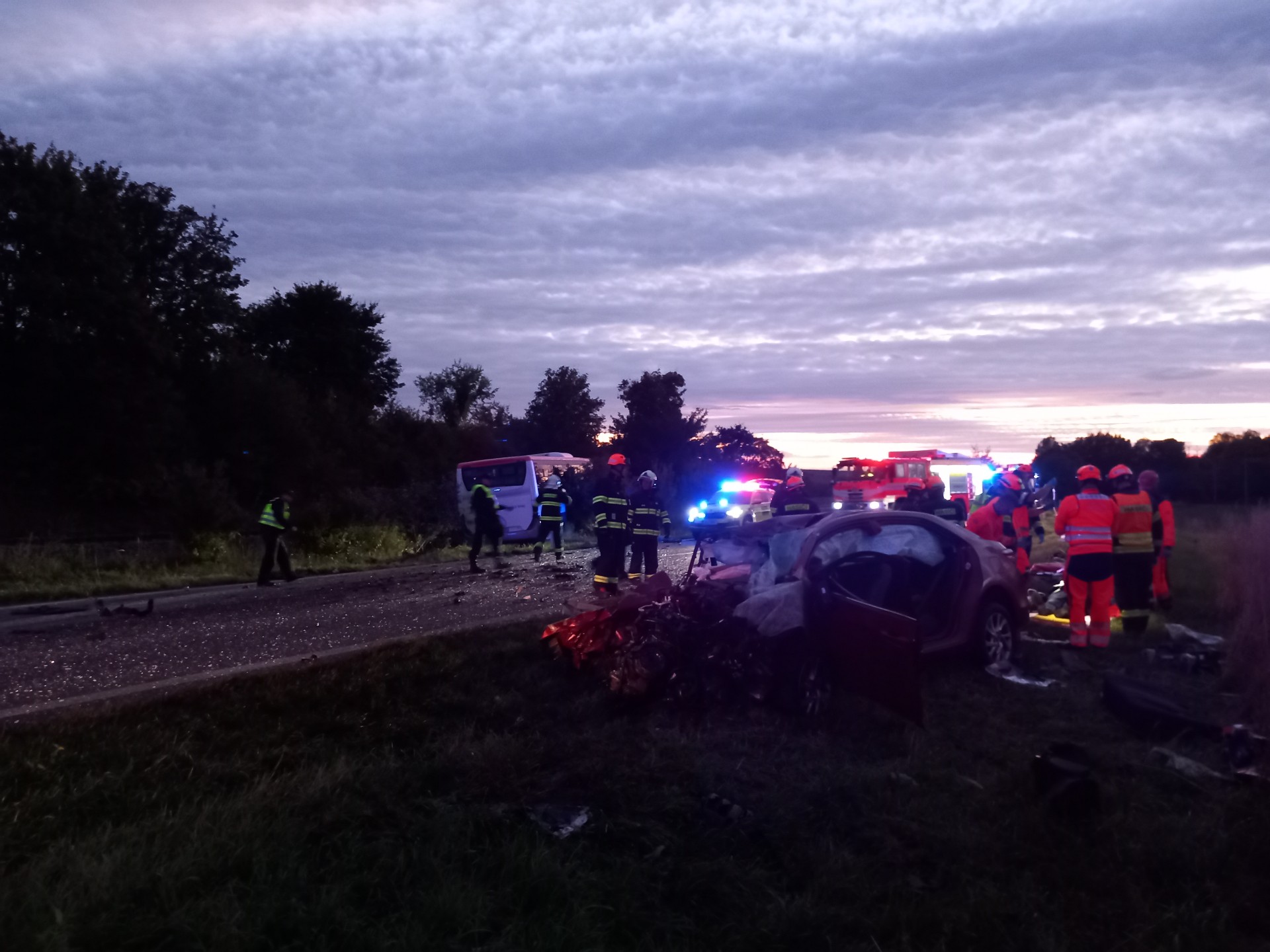 Od auta v protisměru na Vyškovsku se odrazil autobus a poškodil koleje