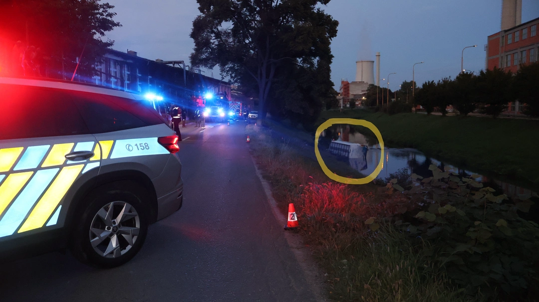 Narazil do stromu a skončil v řece. Řidič dodávky ve Zlíně nadýchal přes tři promile