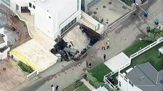 Vlny od hurikánu Marie bičovaly Malibu. Před domem Nicolase Cage se propadla země