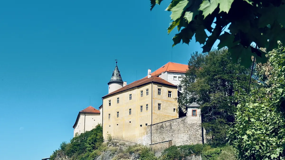 Když na českém hradě našli starou malbu baziliška, začaly se dít zlé věci. Pomohlo až pivo