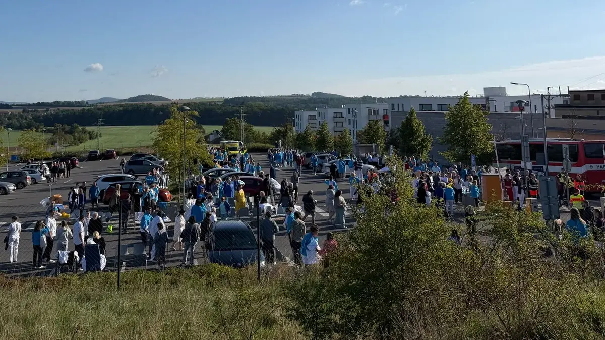 Rozsáhlá evakuace nemocnice v Hořovicích: Bombu hlášenou anonymem pyrotechnici vyloučili