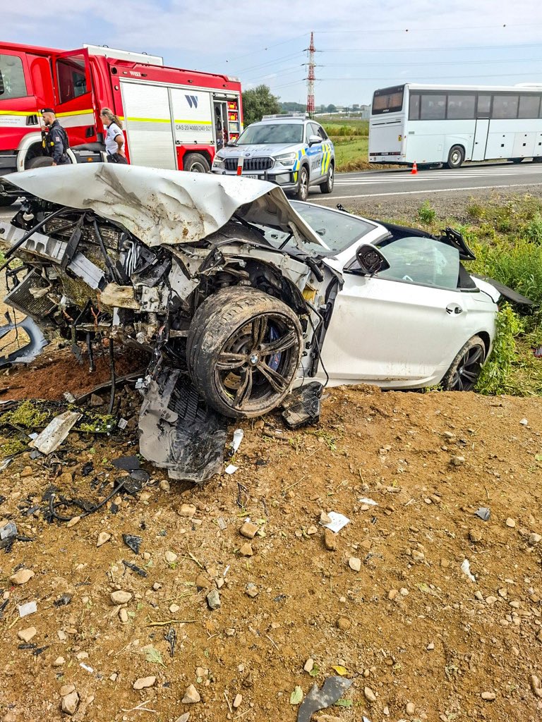Zběsilá jízda kabrioletem u Přerova: BMW skončilo v příkopu, pro zraněného řidiče letěl vrtulník