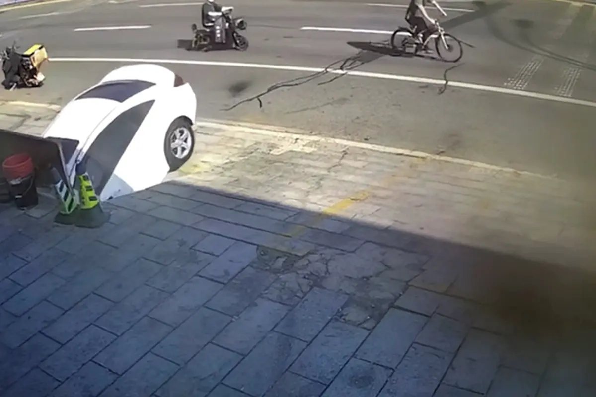 Řidička si spletla schody s parkovacím místem