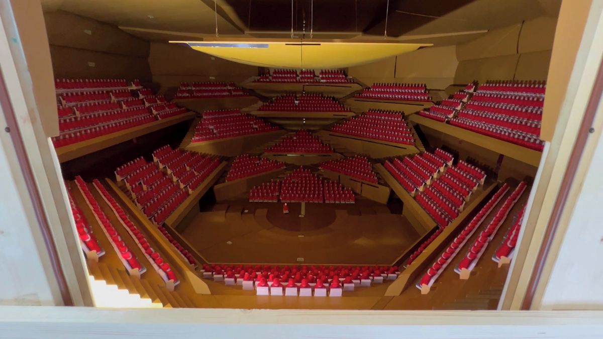 Vltavská filharmonie ještě nestojí, její sál už ale zaplnilo 1750 „diváků“