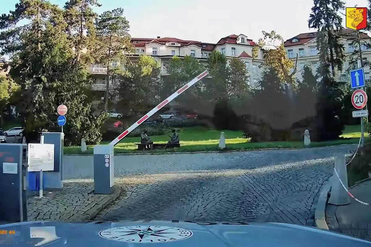 Autu s rodící ženou klestili policisté cestu pražskou ranní špičkou. Někteří řidiči to brali jako naschvál