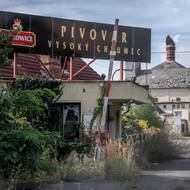 Areál knížecího pivovaru Lobkowicz. Po „dočasném“ ukončení výroby roky zarůstá.