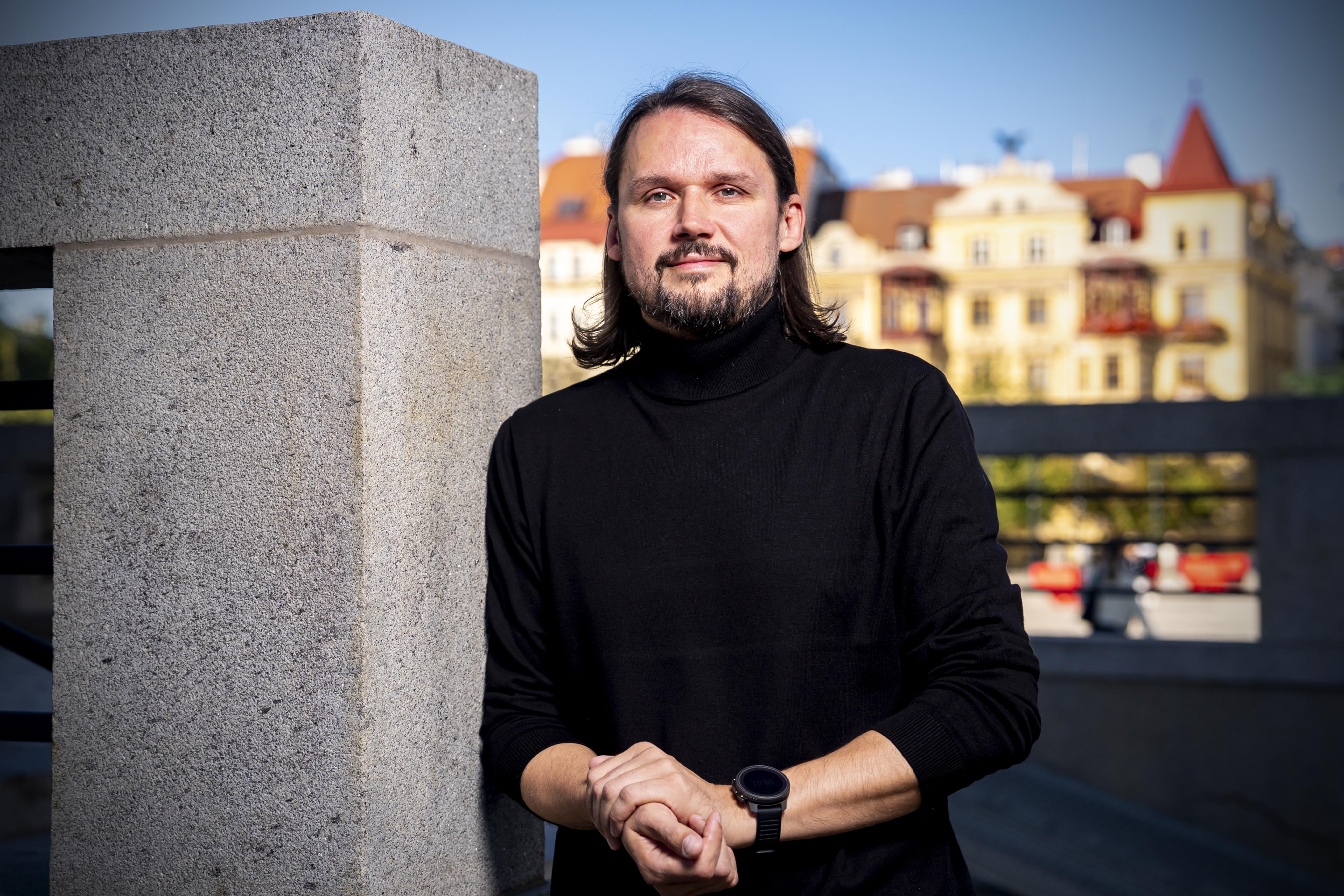 Firmy si s AI teprve hrají, ale mladé lidi už začíná poškozovat, varuje expert