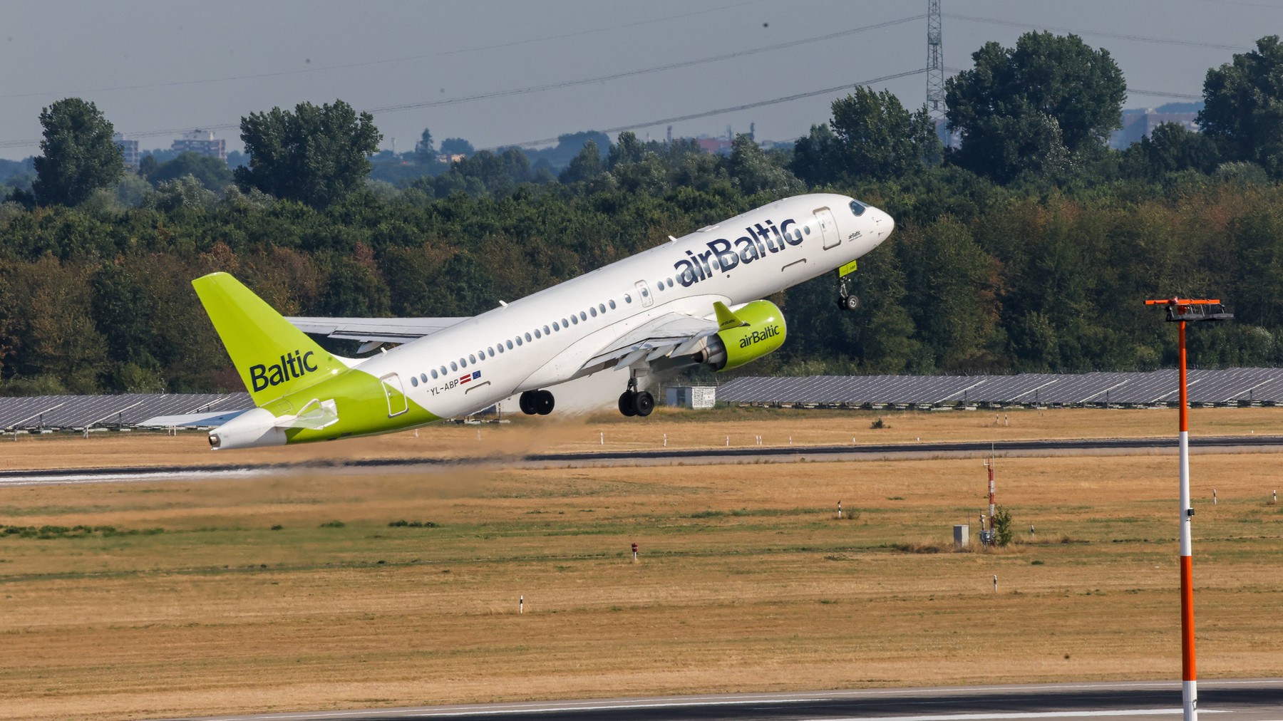 Aerolinka létající z Prahy hledá ochranu před věřiteli. V provozu chce zůstat dál