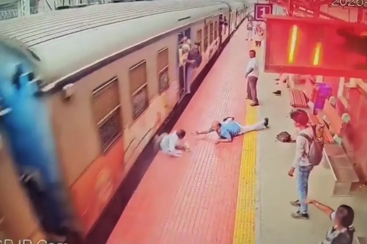 Vlak táhl muže desítky metrů po nástupišti