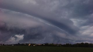 Supercela u Kladna, shelf cloud v Doksech. Českem se prohnaly bouřky