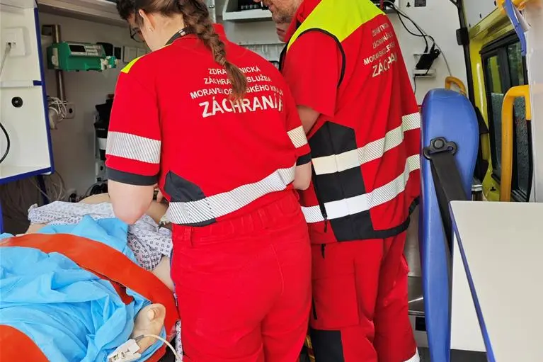 Vysokozdvižný vozík vážně zranil pracovnici firmy na Ostravsku 