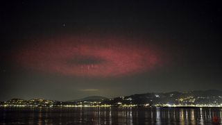 Fotografovi z Francie se podařilo zachytit vzácný druh blesku vzdálený stovky kilometrů
