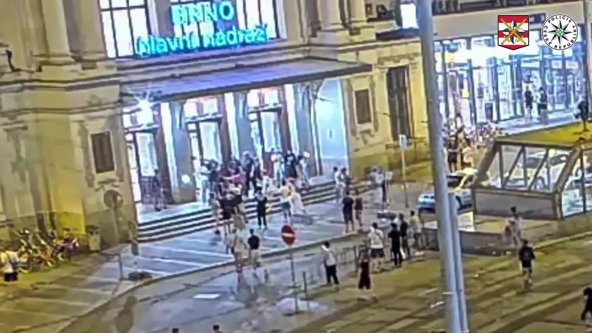 Kamery zachytily brutální útok na ostrahu brněnského nádraží. Pachatele hledá policie