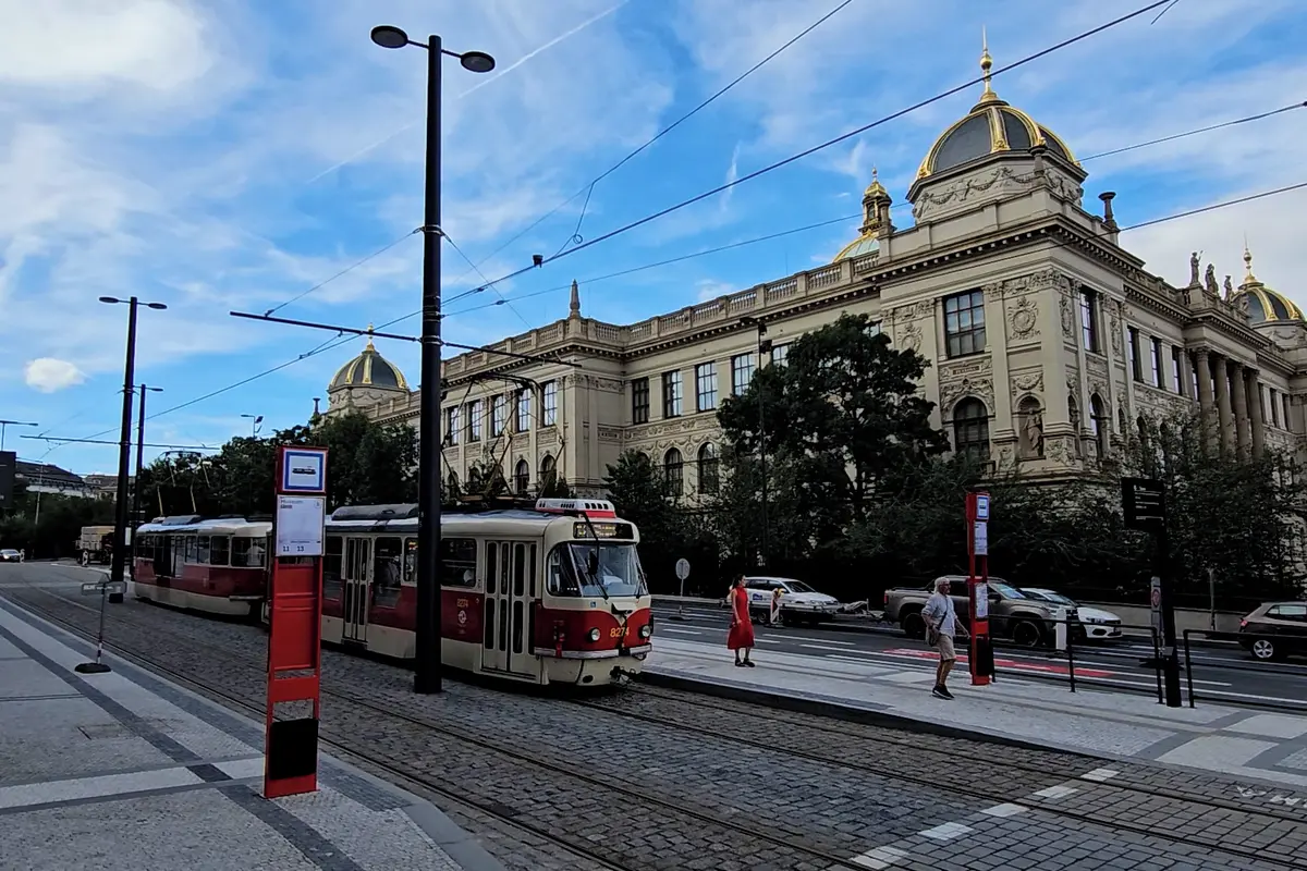 První tramvaj po roce a čtvrt. Linky 11 a 13 od soboty znovu spojí I. P. Pavlova s Vinohradskou