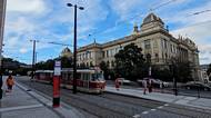 První tramvaj po roce a čtvrt. Linky 11 a 13 od soboty znovu spojí I. P. Pavlova s Vinohradskou