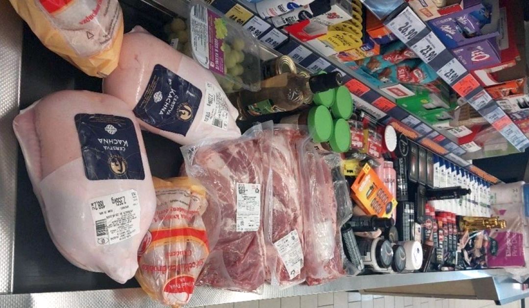 S narvaným košíkem ujížděl bez placení, zboží se ani nevešlo na pás