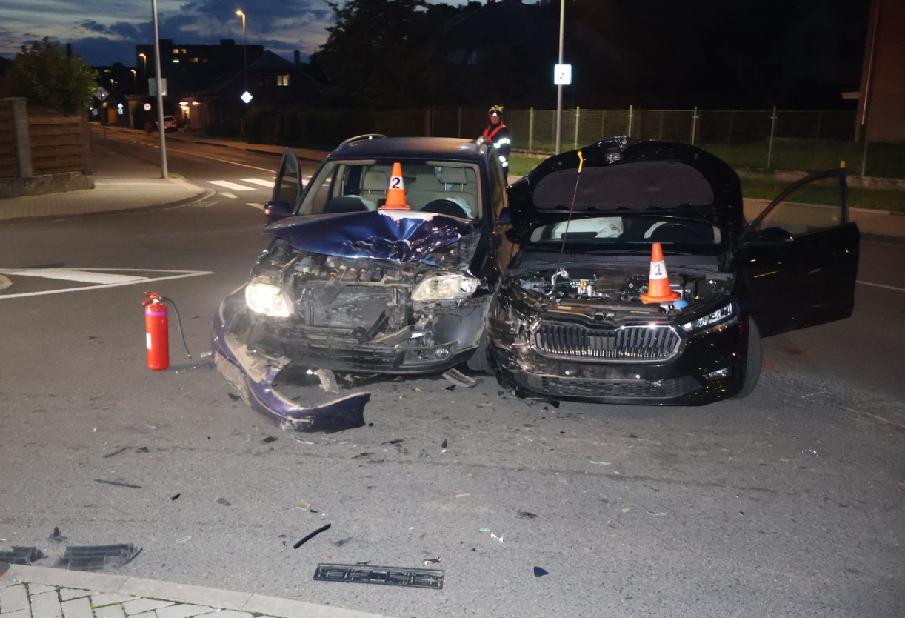 Mladý řidič ve Šternberku nedal přednost, po srážce s druhým autem skončil v nemocnici