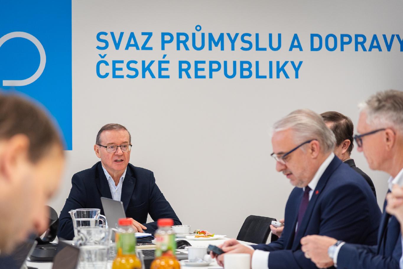 Firmy budou muset vysvětlit rozdíly ve mzdách, ale ne automaticky dorovnávat, upozorňuje Wojnar ze Svazu průmyslu