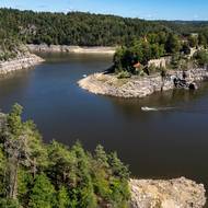 Povodí Vltavy po dosažení minima omezilo odtok z Orlíku; v pondělí ráno se hladina držela těsně nad 334,6 metru nad mořem.