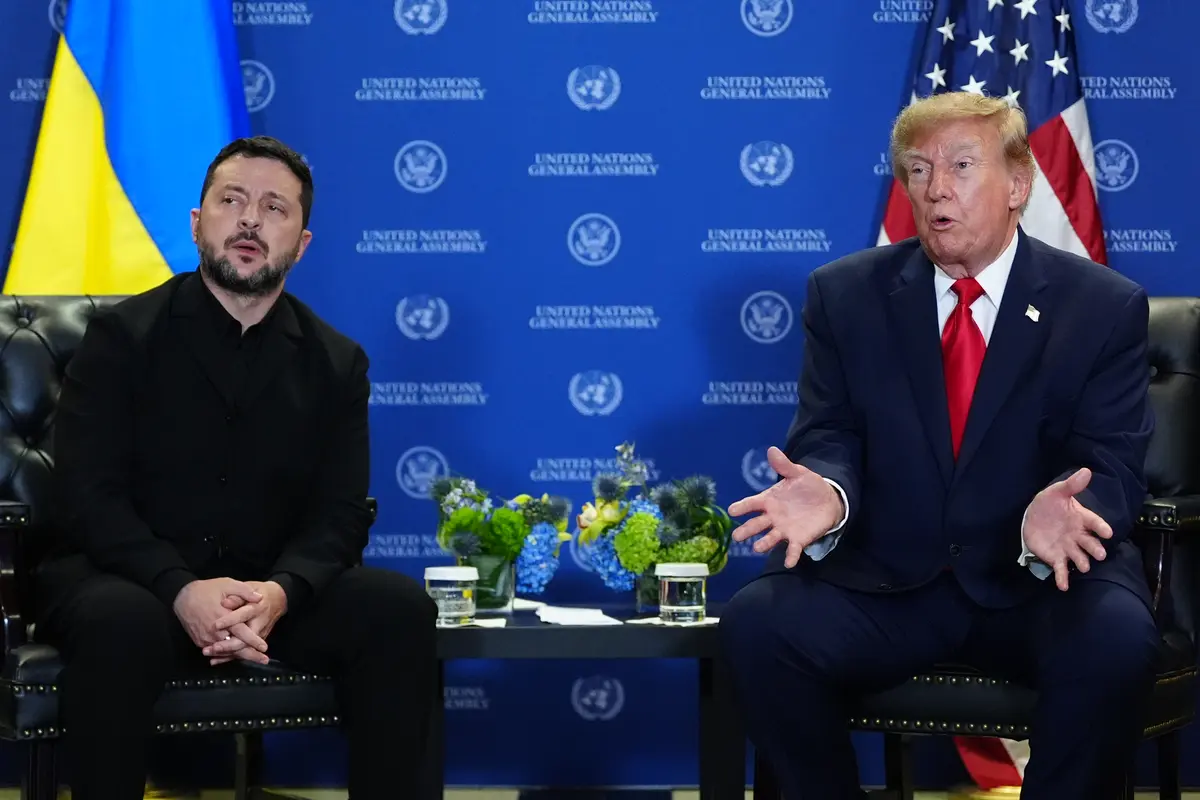 Trump: Zelenskyj souhlasil, že si s útoky na ruské rafinérie dá pohov