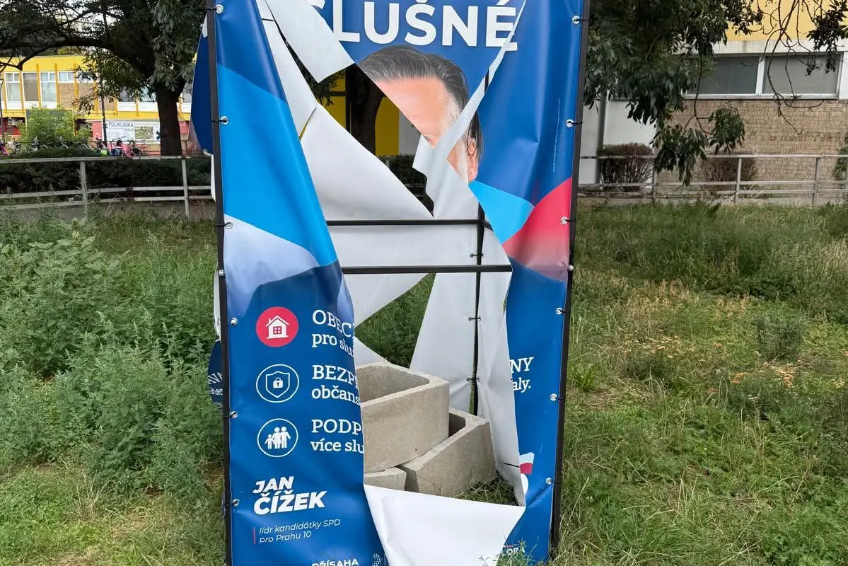 Zničené plakáty a kradené kostky. Kampaň v Praze 10 doprovází vandalismus