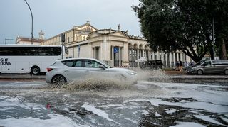 Z ulic se staly řeky. Oblíbená severoitalská letoviska postihly záplavy