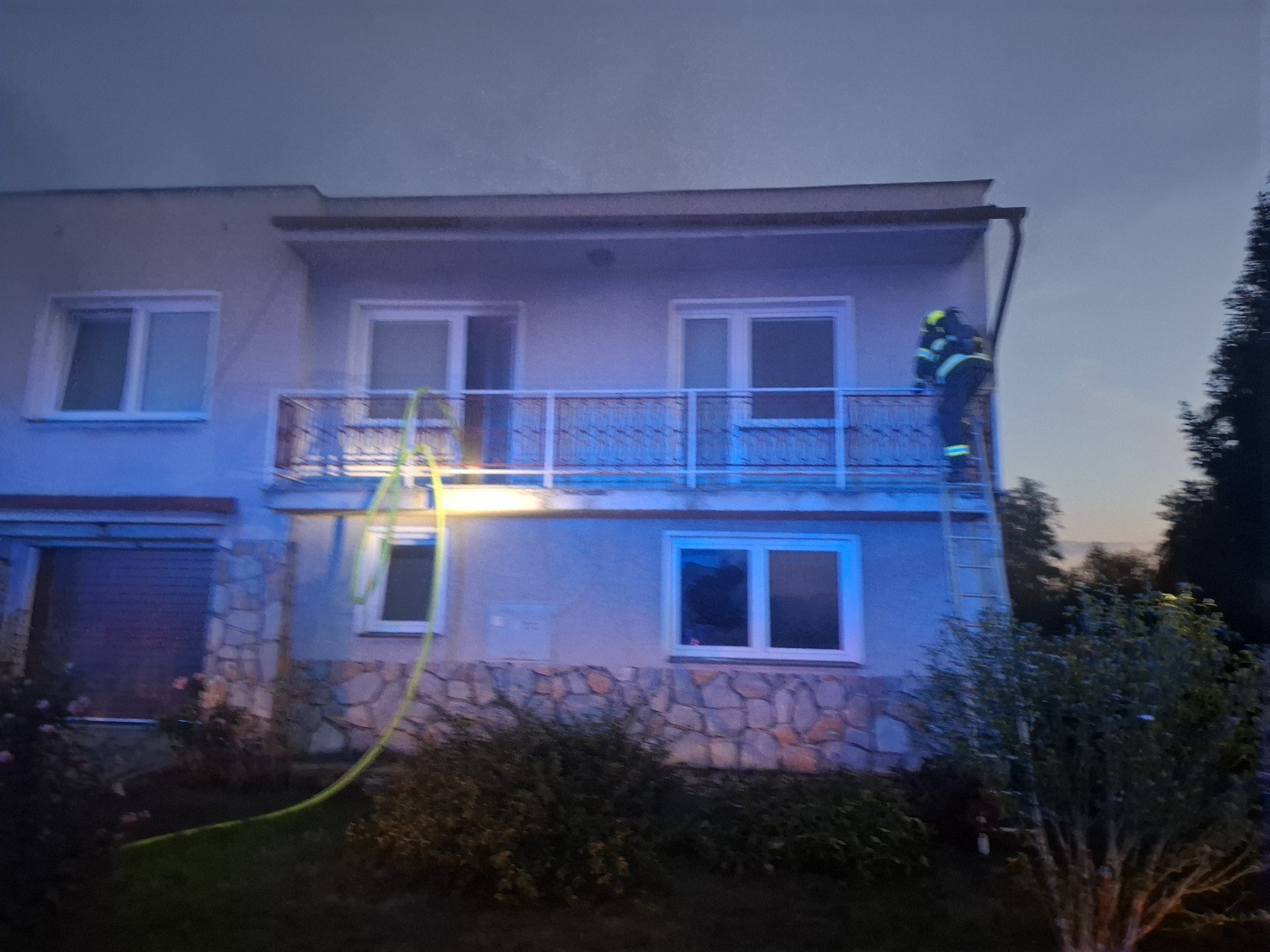 Na Olomoucku hořel dům. Jednoho člověka hasiči zachránili z balkonu, pro druhého došli dovnitř