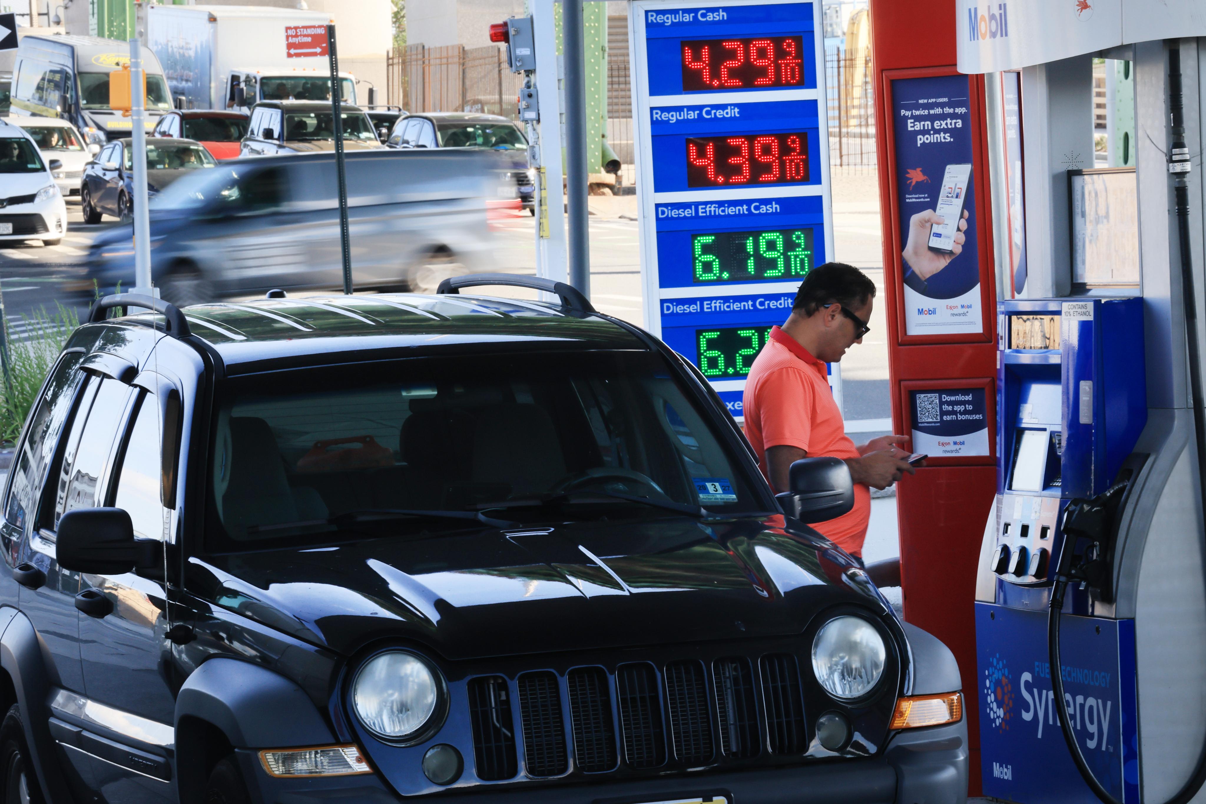 Nafta je v USA nejdražší v historii, galon stojí poprvé přes šest dolarů