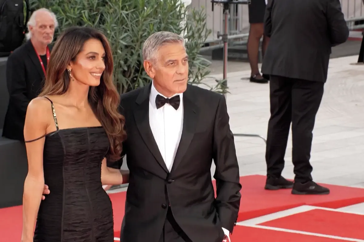 Začaly filmové Benátky. Festival otevřelo drama o Murdochovi, cenu převzal George Clooney