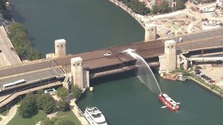 Kvůli vedrům se v Chicagu zaseknul zvedací most