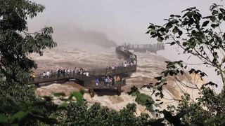 Vodopád Iguazú burácí pětkrát silněji než obvykle